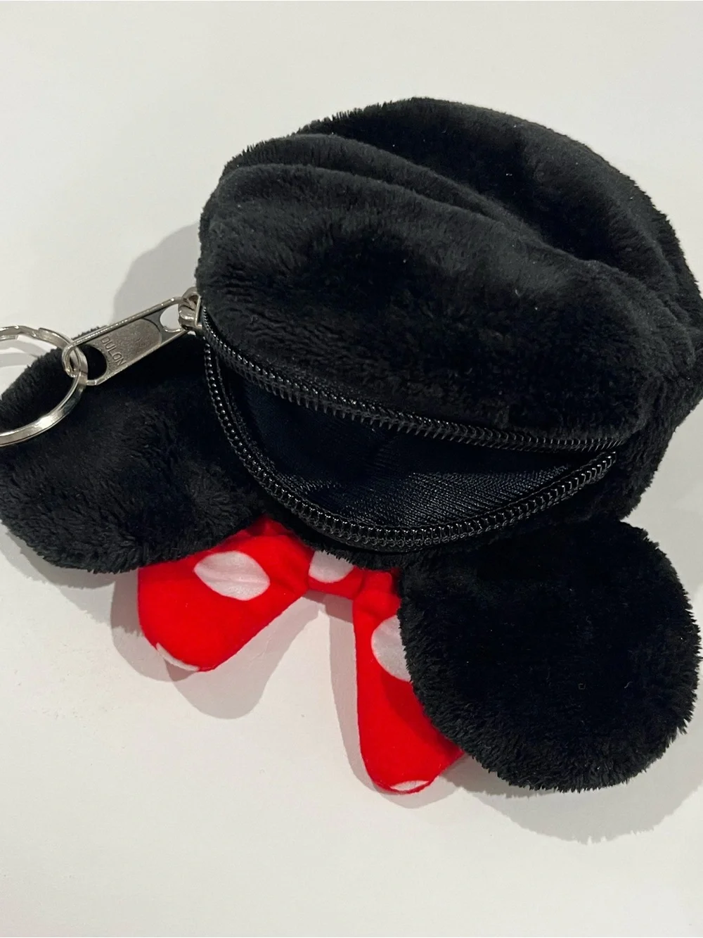 Has a key  Holder And Valet With Zipper In Top